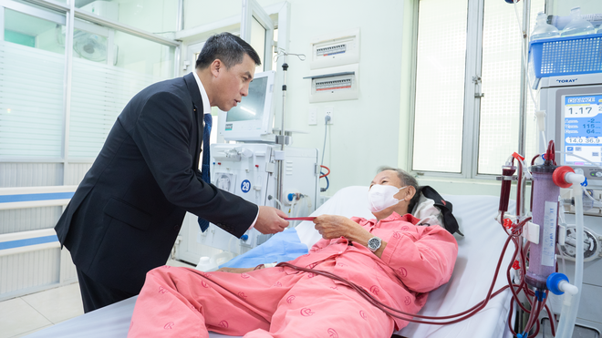 Đi kh&aacute;m bệnh, bất ngờ được đ&oacute;n Tết giữa đường hoa ở Bệnh viện Chợ Rẫy - Ảnh 8.