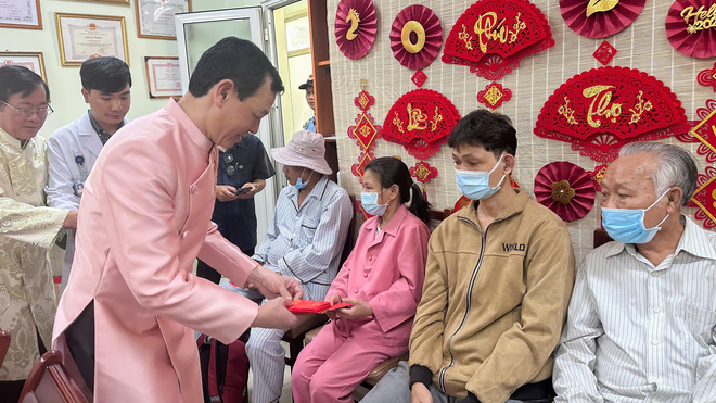 Đi kh&aacute;m bệnh, bất ngờ được đ&oacute;n Tết giữa đường hoa ở Bệnh viện Chợ Rẫy - Ảnh 9.