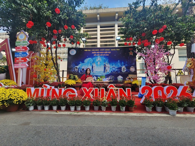 Đi kh&aacute;m bệnh, bất ngờ được đ&oacute;n Tết giữa đường hoa ở Bệnh viện Chợ Rẫy - Ảnh 5.