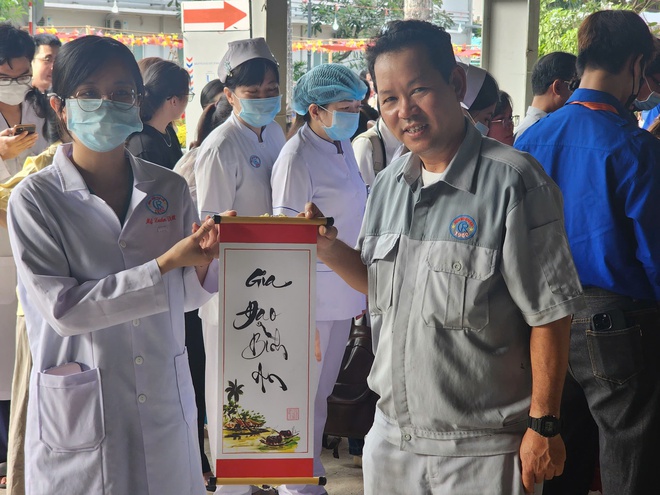 Đi kh&aacute;m bệnh, bất ngờ được đ&oacute;n Tết giữa đường hoa ở Bệnh viện Chợ Rẫy - Ảnh 3.