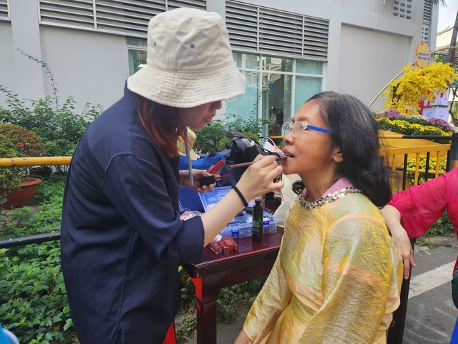 Đi kh&aacute;m bệnh, bất ngờ được đ&oacute;n Tết giữa đường hoa ở Bệnh viện Chợ Rẫy - Ảnh 7.