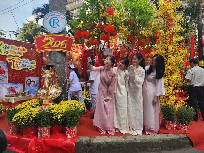 Đi kh&aacute;m bệnh, bất ngờ được đ&oacute;n Tết giữa đường hoa ở Bệnh viện Chợ Rẫy - Ảnh 2.