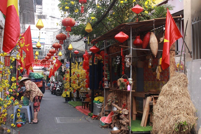 Sắc xu&acirc;n len lỏi v&agrave;o từng con hẻm TP HCM - Ảnh 6.