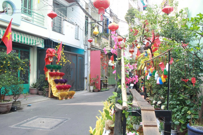 Sắc xu&acirc;n len lỏi v&agrave;o từng con hẻm TP HCM - Ảnh 7.