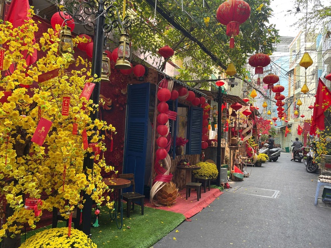 Sắc xu&acirc;n len lỏi v&agrave;o từng con hẻm TP HCM - Ảnh 4.
