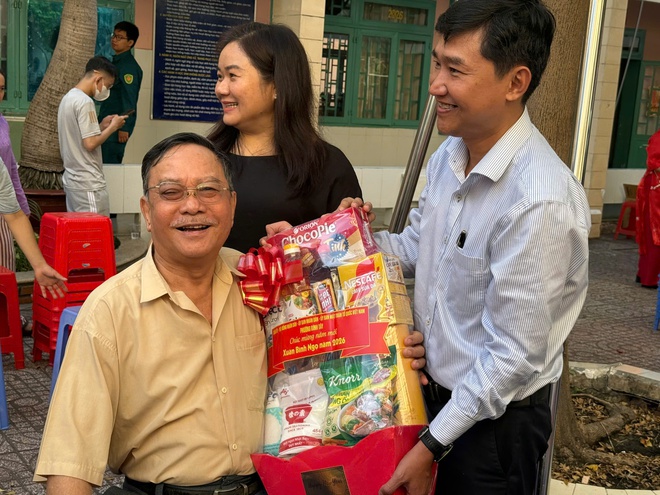 Phường B&igrave;nh T&acirc;y gửi 200 phần qu&agrave; đến người d&acirc;n tại Ng&agrave;y hội &ldquo;Xu&acirc;n đo&agrave;n kết - Tết nghĩa t&igrave;nh&rdquo; - Ảnh 6.