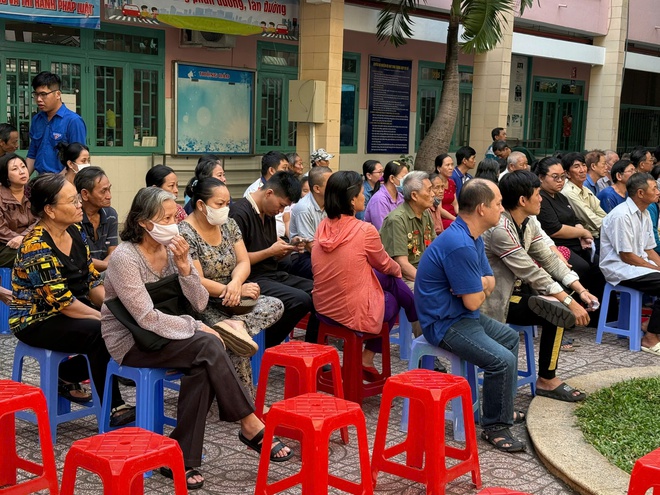 Phường B&igrave;nh T&acirc;y gửi 200 phần qu&agrave; đến người d&acirc;n tại Ng&agrave;y hội &ldquo;Xu&acirc;n đo&agrave;n kết - Tết nghĩa t&igrave;nh&rdquo; - Ảnh 2.