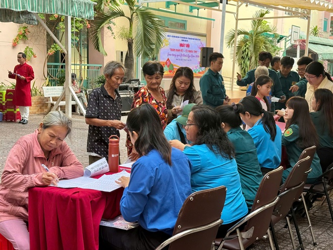 Phường B&igrave;nh T&acirc;y gửi 200 phần qu&agrave; đến người d&acirc;n tại Ng&agrave;y hội &ldquo;Xu&acirc;n đo&agrave;n kết - Tết nghĩa t&igrave;nh&rdquo; - Ảnh 5.