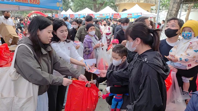 M&ugrave;a xu&acirc;n trong bệnh viện - Ảnh 2.