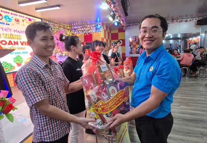 Ấm &aacute;p bữa cơm đo&agrave;n vi&ecirc;n cuối năm - Ảnh 2.