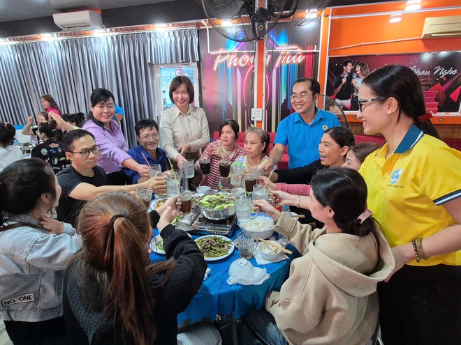 Ấm &aacute;p bữa cơm đo&agrave;n vi&ecirc;n cuối năm - Ảnh 3.