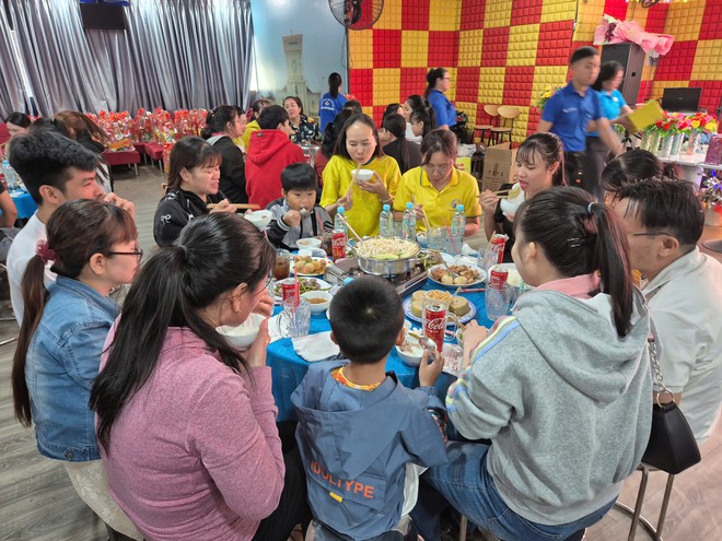 Ấm &aacute;p bữa cơm đo&agrave;n vi&ecirc;n cuối năm - Ảnh 4.