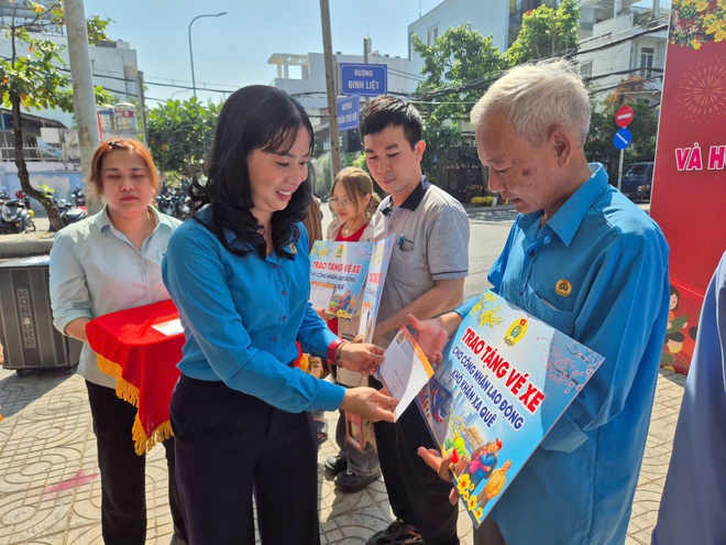 Mang Tết ấm đến lao động kh&oacute; khăn - Ảnh 6.