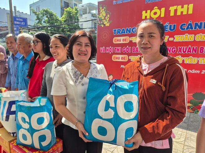 Mang Tết ấm đến lao động kh&oacute; khăn - Ảnh 8.