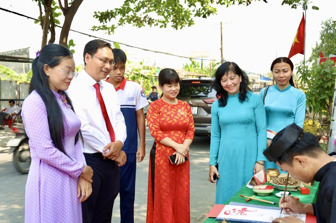 Khai mạc Đường hoa Mai v&agrave;ng B&igrave;nh Lợi: T&ocirc;n vinh l&agrave;ng nghề giữa l&ograve;ng đ&ocirc; thị - Ảnh 5.