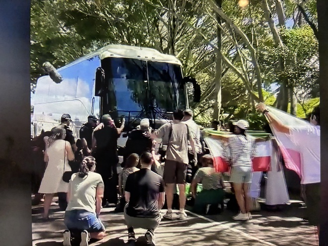 Xe chở tuyển nữ Iran bị chặn khi rời kh&aacute;ch sạn, sau vụ 5 người xin tị nạn ở &Uacute;c - Ảnh 2.