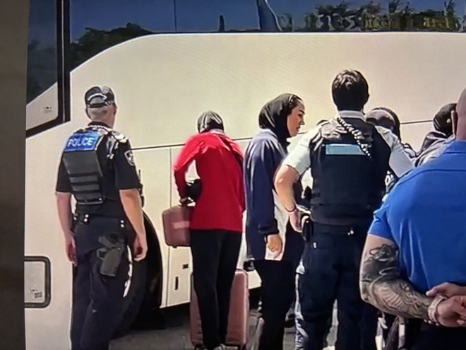 Xe chở tuyển nữ Iran bị chặn khi rời kh&aacute;ch sạn, sau vụ 5 người xin tị nạn ở &Uacute;c - Ảnh 1.