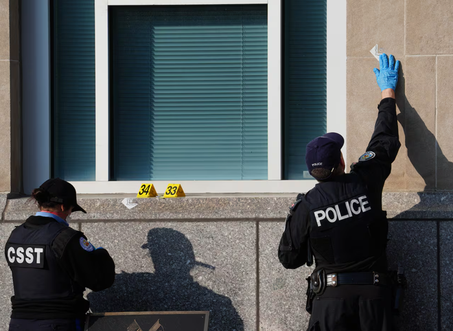 Nổ s&uacute;ng v&agrave;o L&atilde;nh sự qu&aacute;n Mỹ ở Toronto, Canada truy t&igrave;m 2 nghi phạm - Ảnh 3.