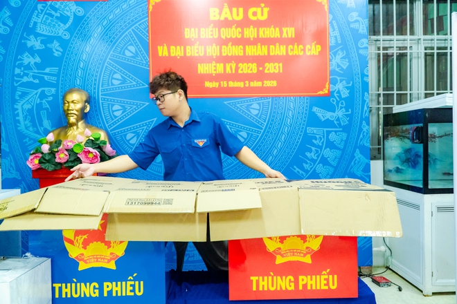 VIDEO: Nhảy d&acirc;n vũ, thi trang tr&iacute; điểm bỏ phiếu ch&agrave;o mừng ng&agrave;y bầu cử - Ảnh 2.