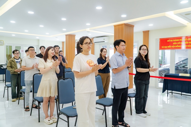 VIDEO: Nhảy d&acirc;n vũ, thi trang tr&iacute; điểm bỏ phiếu ch&agrave;o mừng ng&agrave;y bầu cử - Ảnh 12.