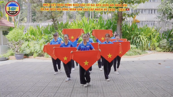 VIDEO: Nhảy d&acirc;n vũ, thi trang tr&iacute; điểm bỏ phiếu ch&agrave;o mừng ng&agrave;y bầu cử - Ảnh 6.