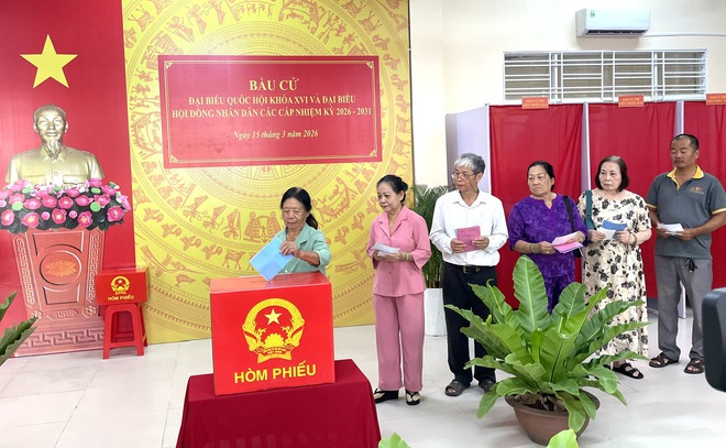 Cử tri TP Cần Thơ , Vĩnh Long n&ocirc; nức đi bầu cử trong kh&ocirc;ng kh&iacute; phấn khởi - Ảnh 8.