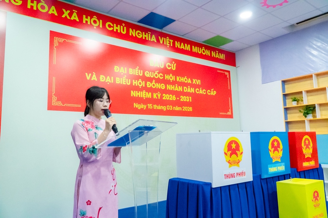 VIDEO: Cử tri trẻ h&aacute;o hức đi bỏ phiếu, lần đầu ti&ecirc;n được &ldquo;check in&rdquo; bầu cử - Ảnh 2.