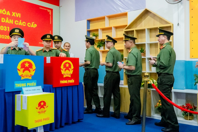 VIDEO: Cử tri trẻ h&aacute;o hức đi bỏ phiếu, lần đầu ti&ecirc;n được &ldquo;check in&rdquo; bầu cử - Ảnh 11.