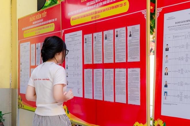 VIDEO: Cử tri trẻ h&aacute;o hức đi bỏ phiếu, lần đầu ti&ecirc;n được &ldquo;check in&rdquo; bầu cử - Ảnh 5.