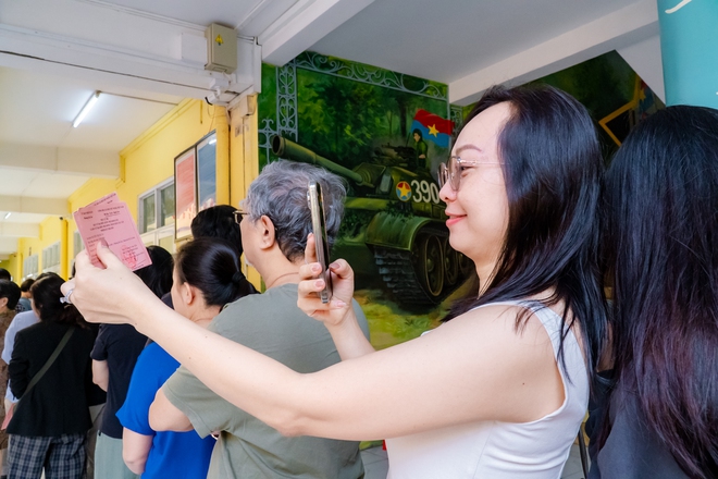 VIDEO: Cử tri trẻ h&aacute;o hức đi bỏ phiếu, lần đầu ti&ecirc;n được &ldquo;check in&rdquo; bầu cử - Ảnh 1.