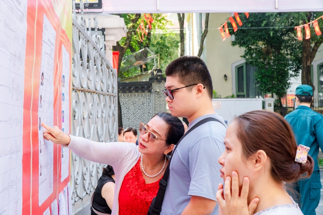 VIDEO: Cử tri trẻ h&aacute;o hức đi bỏ phiếu, lần đầu ti&ecirc;n được &ldquo;check in&rdquo; bầu cử - Ảnh 3.