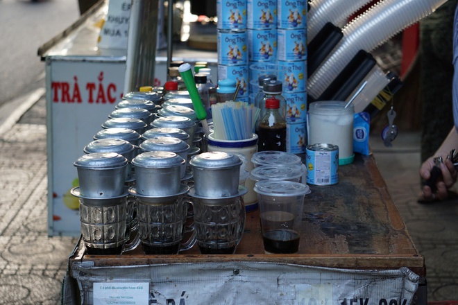 5 giờ sáng Sài Gòn đã thơm mùi cà phê phin - Ảnh 3.