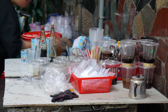 5 giờ sáng Sài Gòn đã thơm mùi cà phê phin - Ảnh 2.