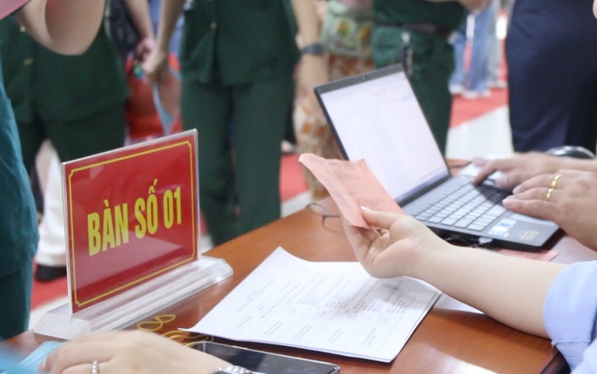 Mang thùng phiếu đến giường bệnh - Ảnh 2.