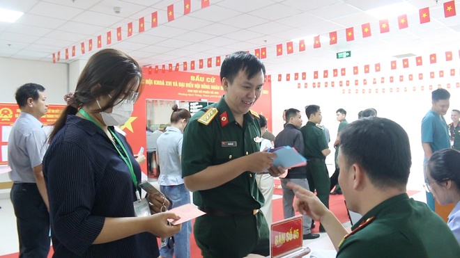 Mang thùng phiếu đến giường bệnh - Ảnh 1.