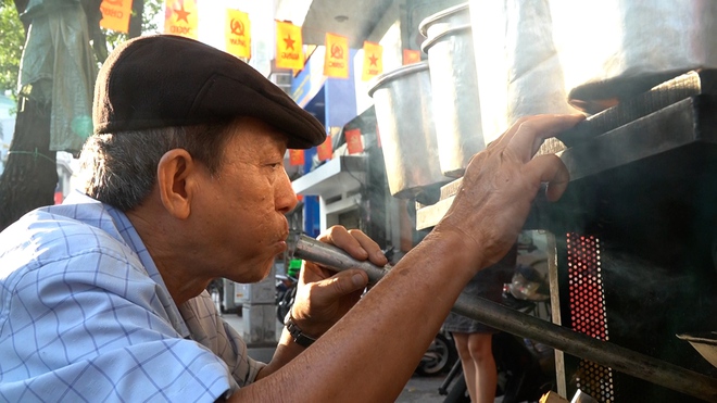 VIDEO: Nghe chuyện về những chiếc xe đẩy b&aacute;n c&agrave; ph&ecirc; ở TPHCM - Ảnh 6.