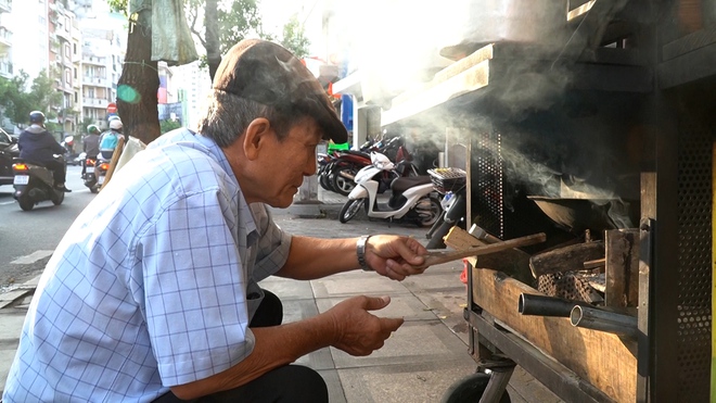 VIDEO: Nghe chuyện về những chiếc xe đẩy b&aacute;n c&agrave; ph&ecirc; ở TPHCM - Ảnh 4.