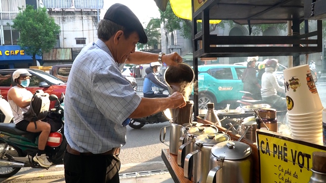 VIDEO: Nghe chuyện về những chiếc xe đẩy b&aacute;n c&agrave; ph&ecirc; ở TPHCM - Ảnh 5.