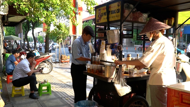 VIDEO: Nghe chuyện về những chiếc xe đẩy b&aacute;n c&agrave; ph&ecirc; ở TPHCM - Ảnh 16.