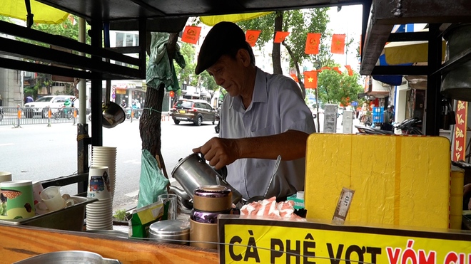 VIDEO: Nghe chuyện về những chiếc xe đẩy b&aacute;n c&agrave; ph&ecirc; ở TPHCM - Ảnh 10.