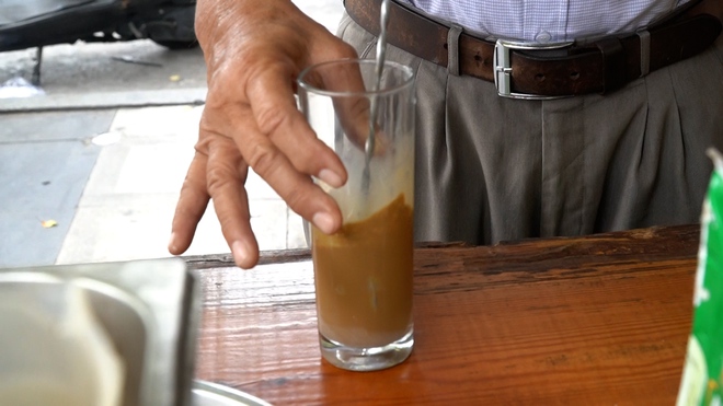 VIDEO: Nghe chuyện về những chiếc xe đẩy b&aacute;n c&agrave; ph&ecirc; ở TPHCM - Ảnh 8.