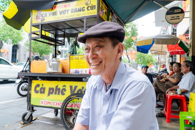  Nghe chuyện về những chiếc xe đẩy bán cà phê ở TPHCM - Ảnh 3.
