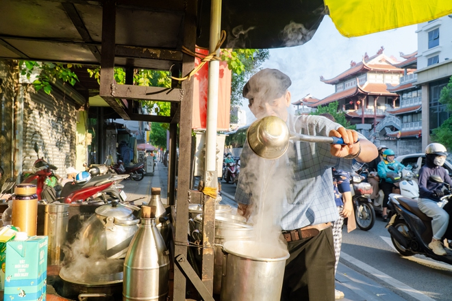 VIDEO: Nghe chuyện về những chiếc xe đẩy b&aacute;n c&agrave; ph&ecirc; ở TPHCM - Ảnh 2.