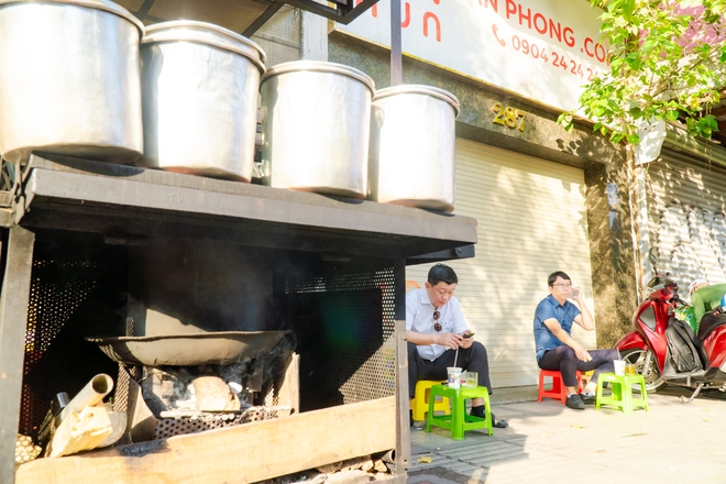 VIDEO: Nghe chuyện về những chiếc xe đẩy b&aacute;n c&agrave; ph&ecirc; ở TPHCM - Ảnh 14.