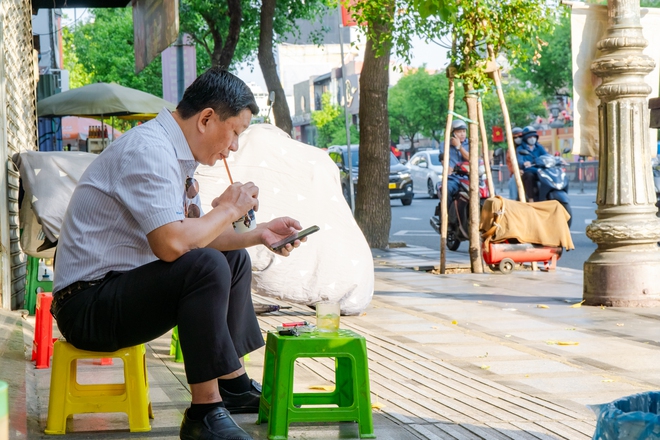 VIDEO: Nghe chuyện về những chiếc xe đẩy b&aacute;n c&agrave; ph&ecirc; ở TPHCM - Ảnh 13.