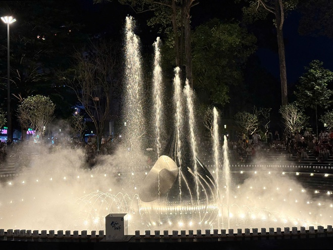 M&atilde;n nh&atilde;n với m&agrave;n tr&igrave;nh diễn nhạc nước tại c&ocirc;ng vi&ecirc;n số 1 L&yacute; Th&aacute;i Tổ  - Ảnh 5.