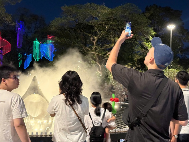 M&atilde;n nh&atilde;n với m&agrave;n tr&igrave;nh diễn nhạc nước tại c&ocirc;ng vi&ecirc;n số 1 L&yacute; Th&aacute;i Tổ  - Ảnh 9.