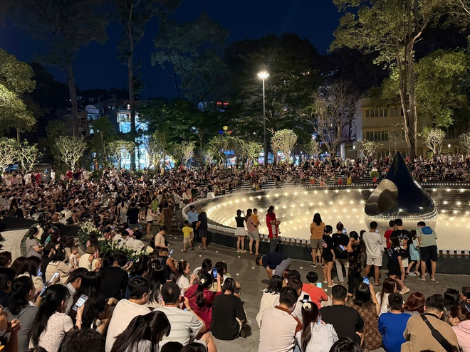 M&atilde;n nh&atilde;n với m&agrave;n tr&igrave;nh diễn nhạc nước tại c&ocirc;ng vi&ecirc;n số 1 L&yacute; Th&aacute;i Tổ  - Ảnh 1.