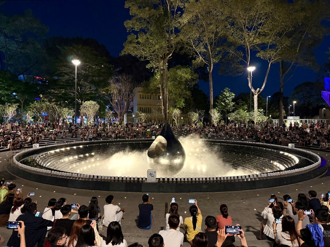 M&atilde;n nh&atilde;n với m&agrave;n tr&igrave;nh diễn nhạc nước tại c&ocirc;ng vi&ecirc;n số 1 L&yacute; Th&aacute;i Tổ  - Ảnh 2.