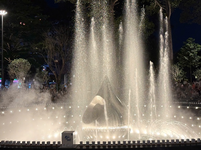 M&atilde;n nh&atilde;n với m&agrave;n tr&igrave;nh diễn nhạc nước tại c&ocirc;ng vi&ecirc;n số 1 L&yacute; Th&aacute;i Tổ  - Ảnh 7.